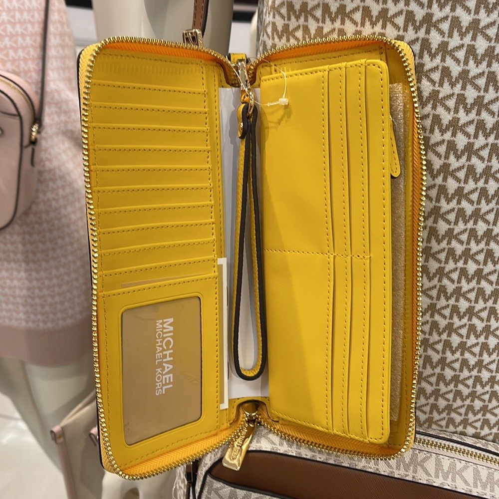 Michael Kors Jet Set Travel Large Travel CONTINENTAL 
BUTTER - Picture 10 of 16